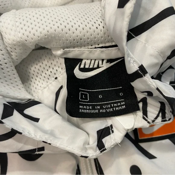 Nike Big Boys “Just Do It” Sportswear Windrunner Hooded Jacket -Size Large USED